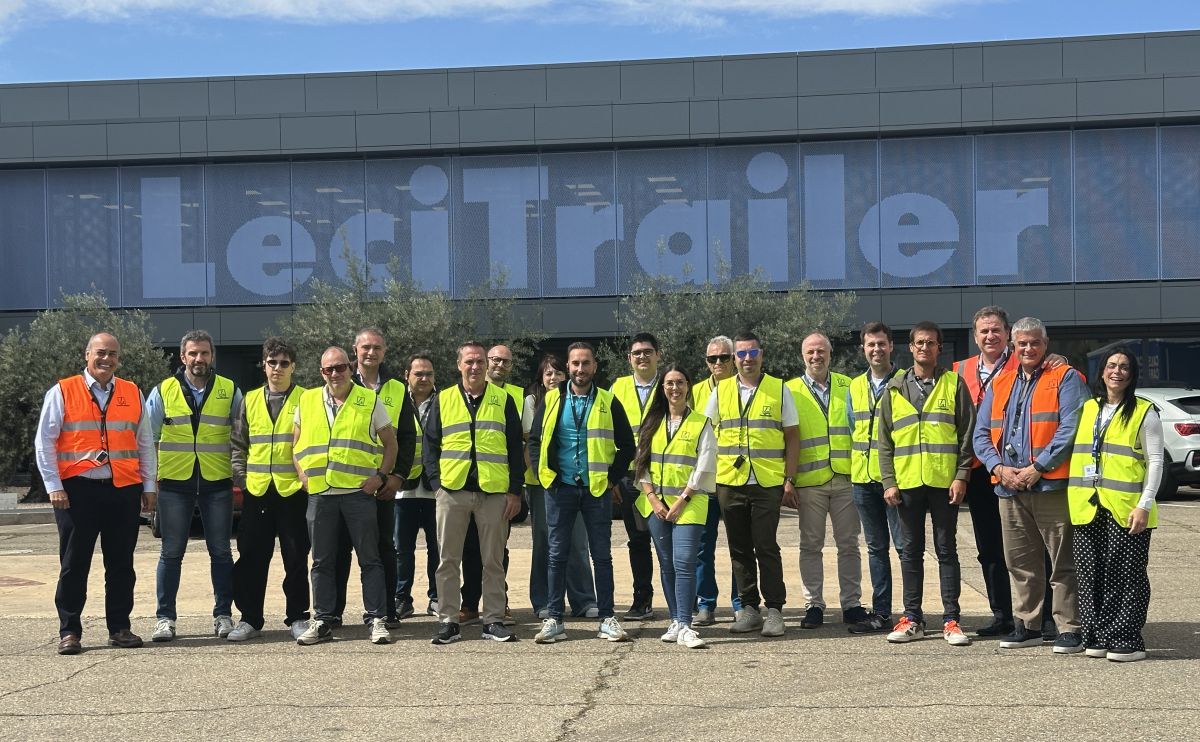 Los socios de Comprum visitan la fábrica de Lecitrailer en Zaragoza